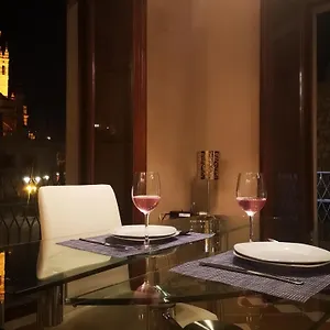 https://luxury-apartment-with-views-to-alcazar-cathedral-and-giralda.es-andalucia.com